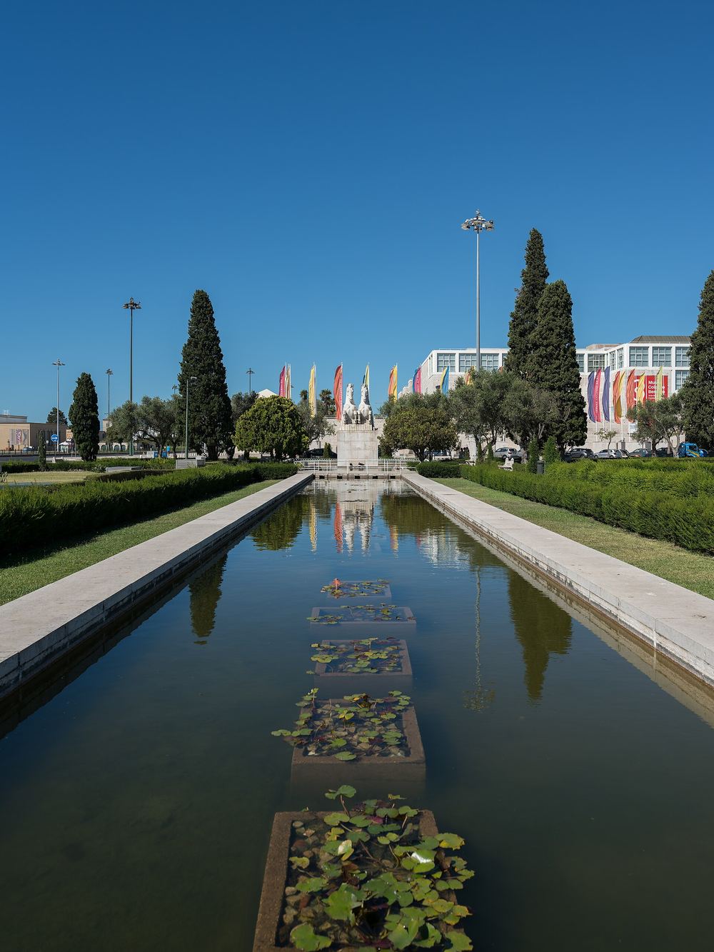 Ein Reflexionsbecken im Jardim da Praça do Império