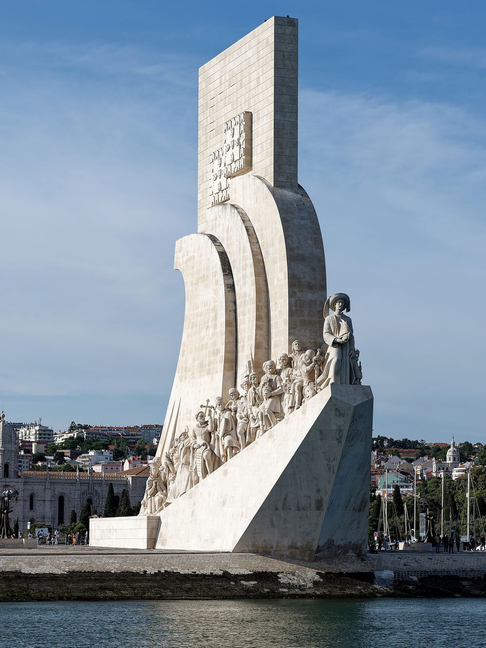 Das Denkmal der Entdeckungen am Flussufer