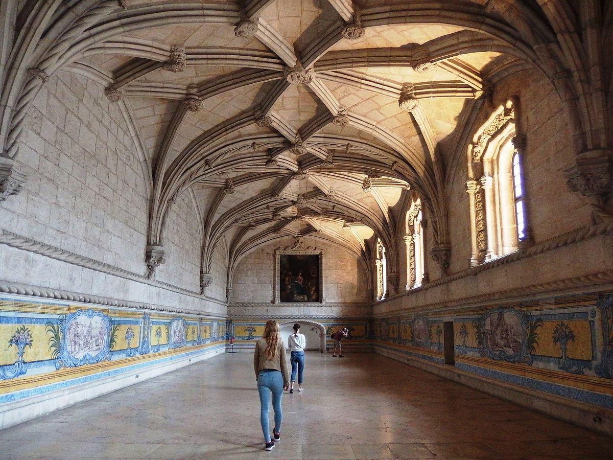 Der gewölbte Refektorium mit blauen und gelben Azulejos