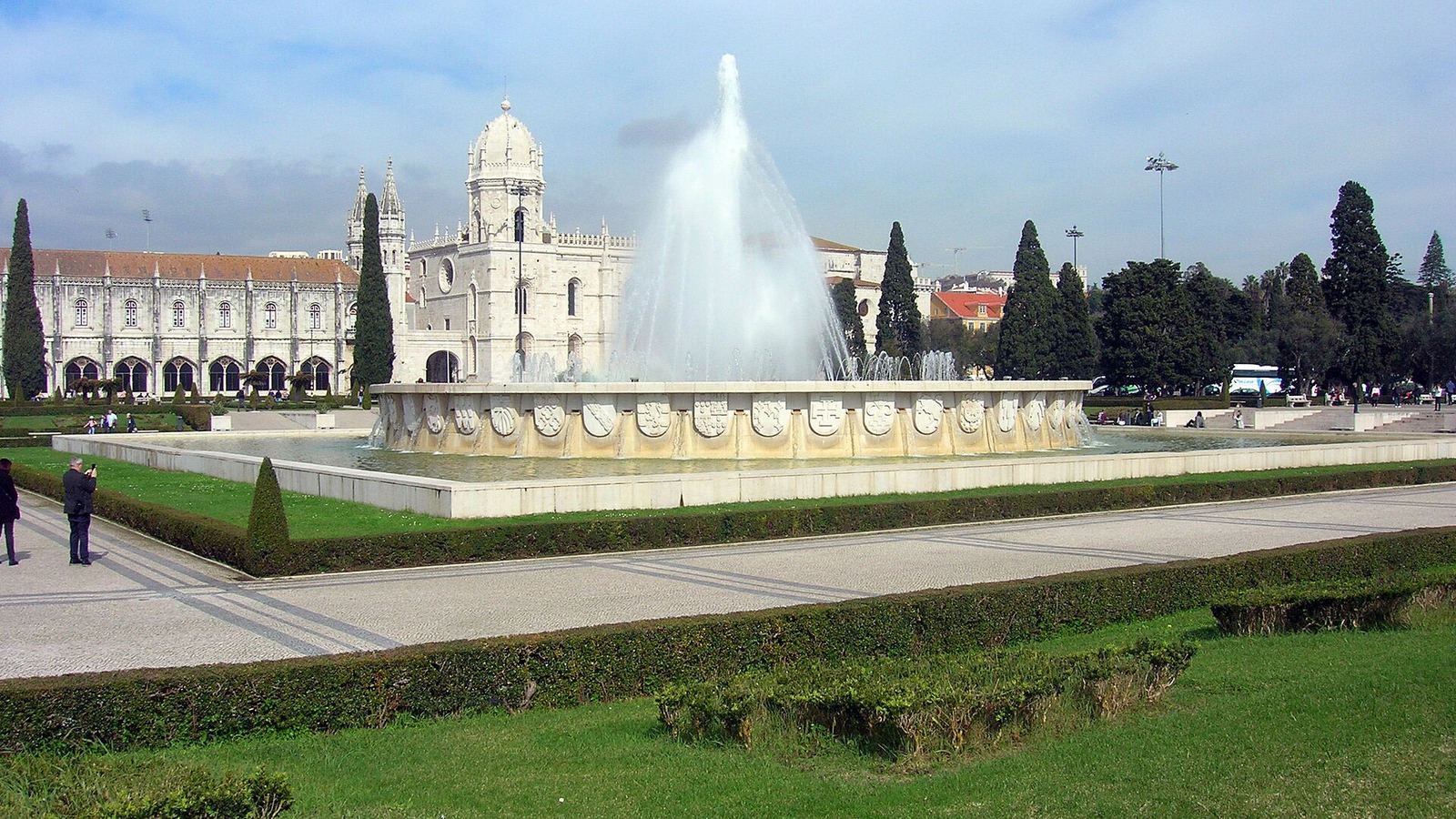 The fountain of Praça do Império in front of the Jerónimos Monastery