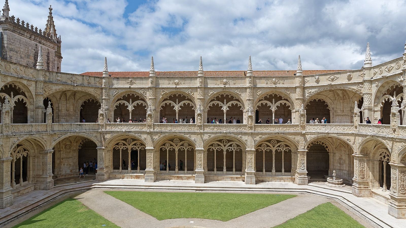 The full two-storey cloister of the Jerónimos Monastery