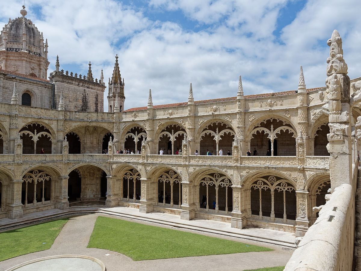 The two-storey cloister of the Jerónimos Monastery