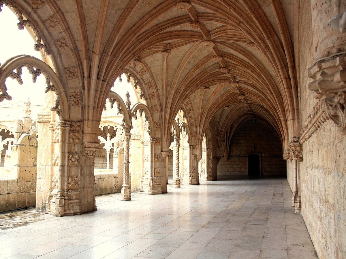 The vaulted gallery of the Jerónimos Monastery cloister